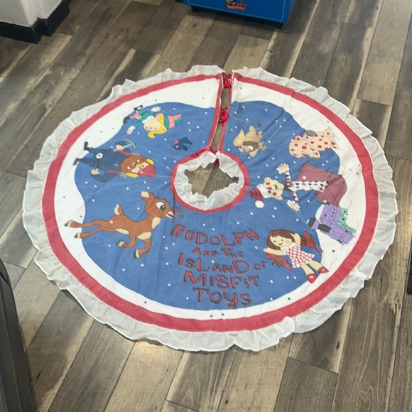 CVS vtg Rudolph the Red Nose reindeer & Island of Misfits Christmas tree skirt - Picture 3 of 15